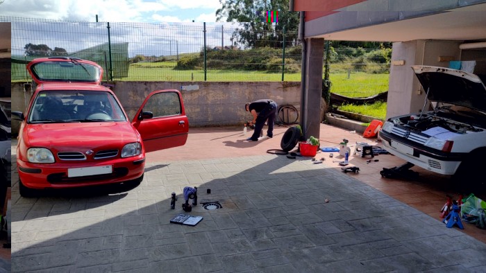 Haciéndole la distribución en casa. (Si os digo lo que tira ese micra no me creéis.)