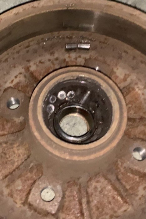 photo_2021-10-26_23-25-48.jpg (83.97 KiB) Visto 9902 veces La otra mitad del rodamiento y alguna pieza interior.